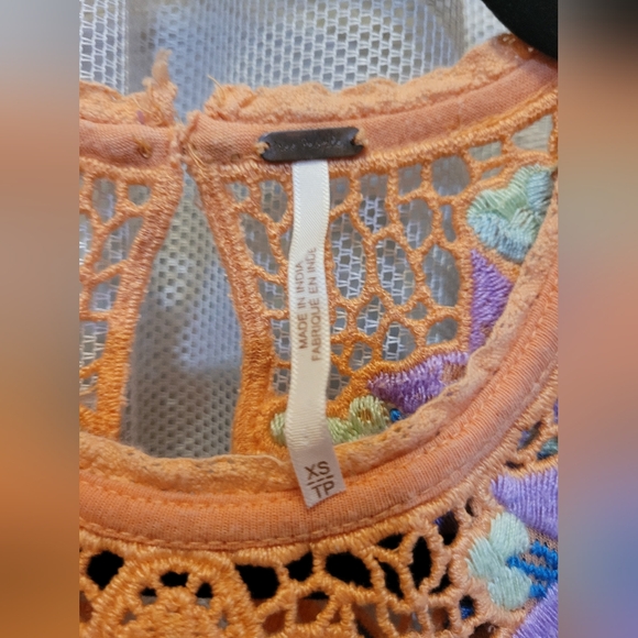Free People Size XS Crochet Embroidered Floral Lace Top Pastel Orange - Picture 4 of 7
